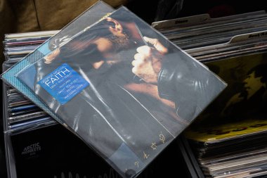 Lviv, Ukrayna - 13 Mayıs 2025: George Michael Faith 'e yakın plan 1987 plak albümü.