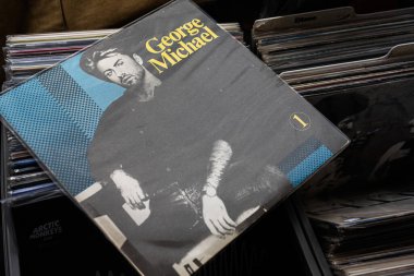 Lviv, Ukrayna - 13 Mayıs 2025: Siyah ve mavi kapaklı George Michael 'ın albümünün yer aldığı bir vinil koleksiyonu.