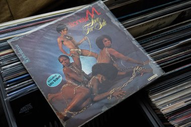 Lviv, Ukrayna - 13 Mayıs 2025: Boney M. 1977 albümü Love for Sale, bir koleksiyonda.