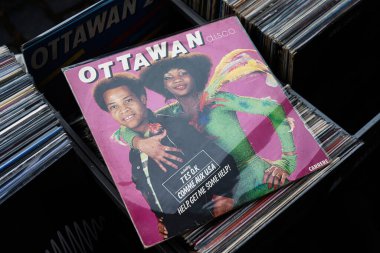 Lviv, Ukrayna - 13 Mayıs 2025: Retro disko müziğini sembolize eden bir sandıkta bir Ottawalı D.I.S.C.O 1980 vinil plağı.