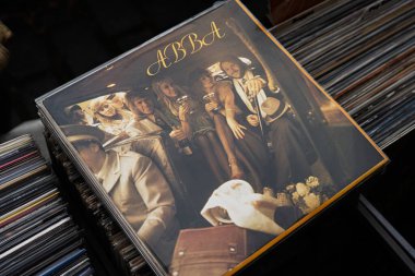 Lviv, Ukrayna - 13 Mayıs 2025: ABBA 'nın ünlü pop müziğinin yer aldığı nostaljik bir plak