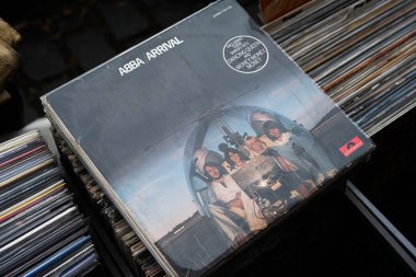 Lviv, Ukrayna - 13 Mayıs 2025: ABBA 1976 Vinil Plak Gelişi bir vintage mağazasında sergilendi.