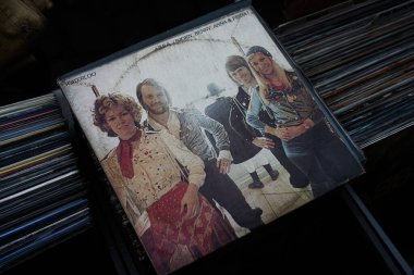 Lviv, Ukrayna - 13 Mayıs 2025: Vintage Abba Waterloo 1974 albüm kapağı, bir plak koleksiyonunda sergilendi.