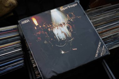 Lviv, Ukrayna - 13 Mayıs 2025: ABBA Super Trouper vinil albümü 1980 'lerin ikonik pop koleksiyonunda sergilendi.