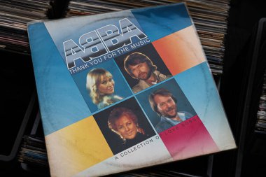 Lviv, Ukrayna - 13 Mayıs 2025: ABBA vinil kapağı, 'Thank you for the Music', koleksiyon albümü