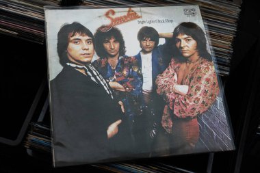 Lviv, Ukrayna - 13 Mayıs 2025: Smokie albümü Bright Lights and Back Alleys 'in 1977' de yayınlanan plağı