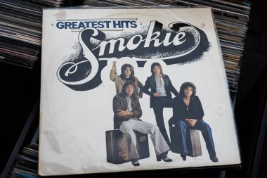 Lviv, Ukrayna - 13 Mayıs 2025: Smokie Greatest Hits 'in bir vinil 1977 kapağı, sergi grubu üyeleri ve klasik sanat eserleri. 