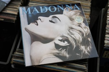 Lviv, Ukrayna - 13 Mayıs 2025: Madonna 'nın' True Blue 'albümünün yakın çekimi.