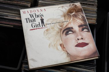 Lviv, Ukrayna - 13 Mayıs 2025: Madonna 1987 film müziği 'Who' s That Girl 'ikonik albümünün orijinal plağı.