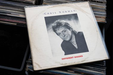 Lviv, Ukrayna - 13 Mayıs 2025: Chris Norman 'ın Vinil Albüm Farklı Gölgeleri, koleksiyonun bir parçası