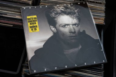 Lviv, Ukrayna - 13 Mayıs 2025: Bryan Adams 'ın 1984 tarihli ünlü şarkıları Reckless albümünün kapağı.
