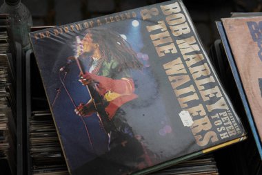 Lviv, Ukrayna - 13 Mayıs 2025: Bob Marley ve The Wailers 'ın reggae müzik sanatının yer aldığı Vinil albüm.