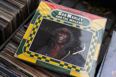 Lviv, Ukrayna - 13 Mayıs 2025: Bob Marley ve The Wailers reggae müziğinin yer aldığı bir vinil albüm kapağı