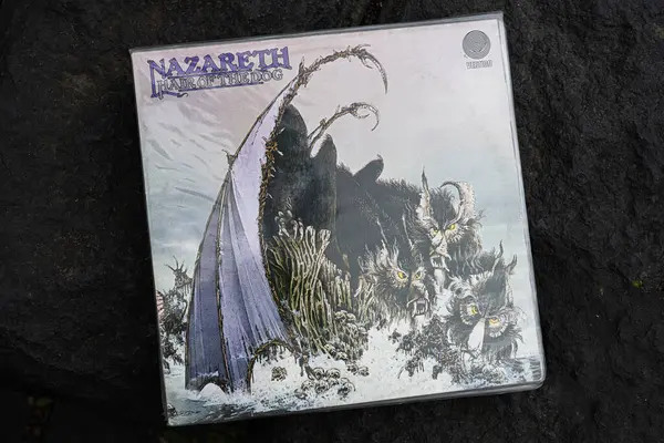 Lviv, Ukrayna - 13 Mayıs 2025: Sanatsal 1975 Nazareth ikonik Hair of the Dog albümünün kapağı.