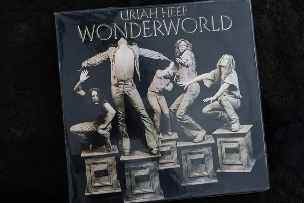 Lviv, Ukrayna - 13 Mayıs 2025: Uriah Heep Wonderworld 'ün sanatsal rock grubu heykellerini tasvir ettiği Vinil 1974 albüm kapağı
