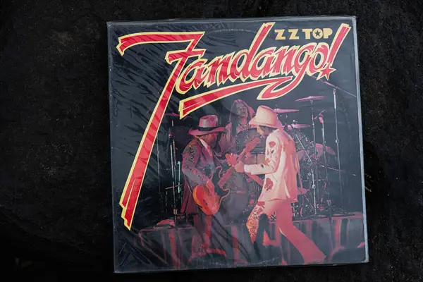 Lviv, Ukrayna - 13 Mayıs 2025 Klasik ZZ Top Fandango! Albüm 1975 kapak resmi canlı performanslarını vurguluyor.