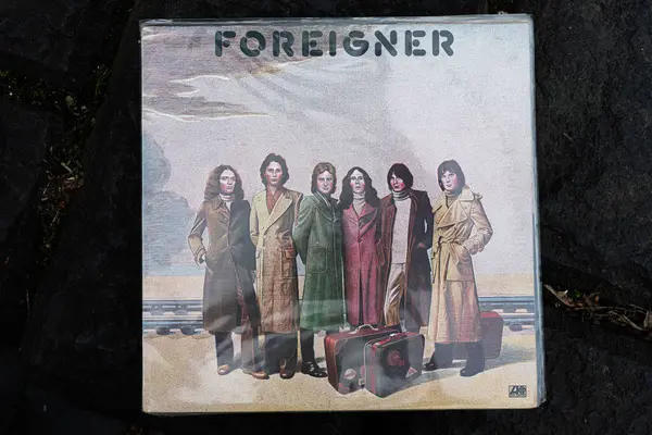 Lviv, Ukrayna - 13 Mayıs 2025: 1977 'den kalma Vintage Foreigner albüm kapağı, klasik rock müzik tarzını vurguluyor