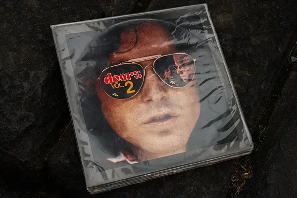 Lviv, Ukrayna - 13 Mayıs 2025: The Doors Volume 2 'nin Vinil 1981' i karamsar bir karanlık ortama karşı, plastik kaplamalı