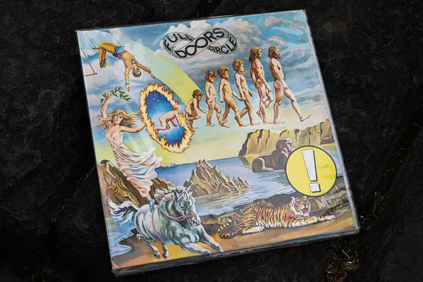 Lviv, Ukrayna - 13 Mayıs 2025: The Doors Full Circle albüm kapağı 1972 'de sergilenen sembolik kültürel öğeler.