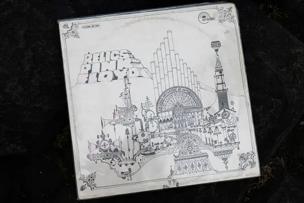 Lviv, Ukrayna - 13 Mayıs 2025: Tuhaf Antika ve Antika Koleksiyonu 1971. Pink Floyd 'un vinil plak albümü Relics - Pink Floyd saykodelik sanat eserleri ve temalar sergiliyor.