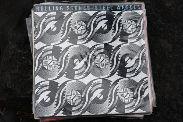 Lviv, Ukrayna - 13 Mayıs 2025: Vintage Rolling Stones albümü Steel Wheels 1989 'da klasik rock müziğini tanıttı.