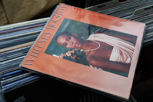 Lviv, Ukrayna - 13 Mayıs 2025: 1985 'ten Whitney Houston' ın ilk albümünün yer aldığı bir plak koleksiyonu