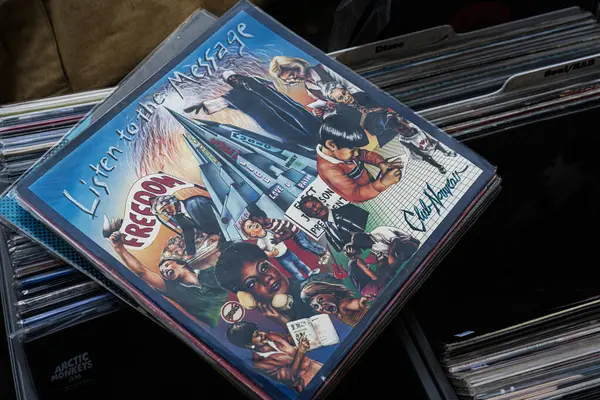 Lviv, Ukrayna - 13 Mayıs 2025: Club Nouveau 'nun' Listen to the Message 'adlı albümünün sanat eserleri.