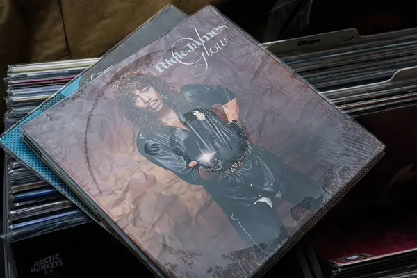 Lviv, Ukrayna - 13 Mayıs 2025: Rick James Glow 1985 albümünün kapağı, müzik geçmişi ve koleksiyon temyiz.