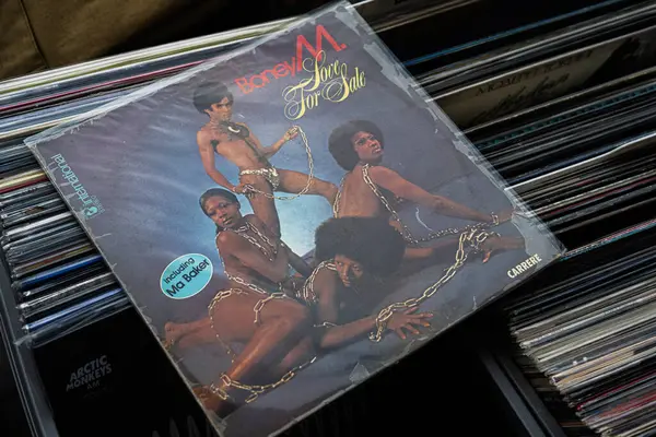 Lviv, Ukrayna - 13 Mayıs 2025: Boney M. 1977 albümü Love for Sale, bir koleksiyonda.