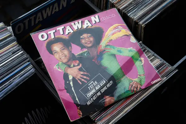 Lviv, Ukrayna - 13 Mayıs 2025: Retro disko müziğini sembolize eden bir sandıkta bir Ottawalı D.I.S.C.O 1980 vinil plağı.