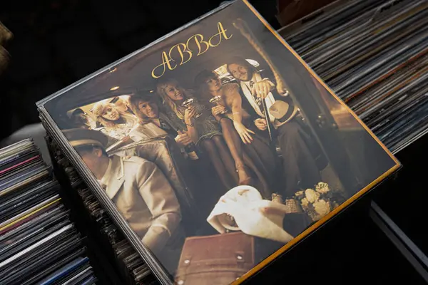 Lviv, Ukrayna - 13 Mayıs 2025: ABBA 'nın ünlü pop müziğinin yer aldığı nostaljik bir plak