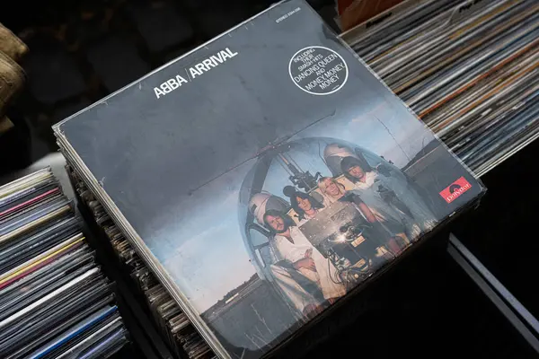 Lviv, Ukrayna - 13 Mayıs 2025: ABBA 1976 Vinil Plak Gelişi bir vintage mağazasında sergilendi.