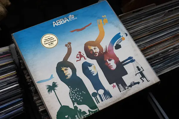 Lviv, Ukrayna - 13 Mayıs 2025: 1977 tarihli resimli ABBA albüm kapağı.