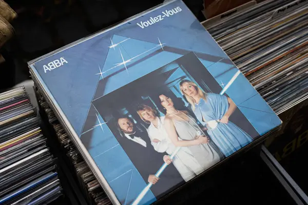 Lviv, Ukrayna - 13 Mayıs 2025: ABBA 'nın ikonik Voulez-Vous albümünün klasik plak kaydı