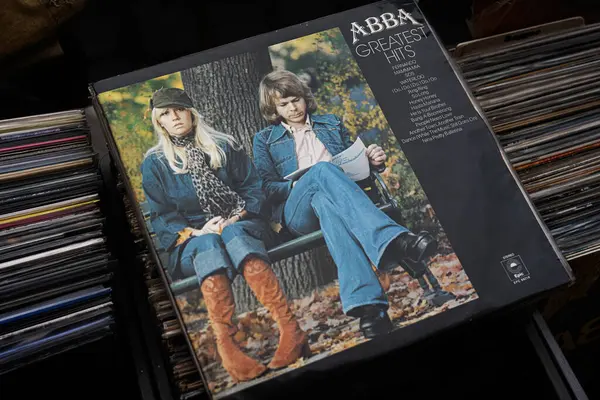 Lviv, Ukrayna - 13 Mayıs 2025: ABBA 1975 vinil plak en iyi hitlerini sergiliyor; klasik bir pop müzik klasiği.