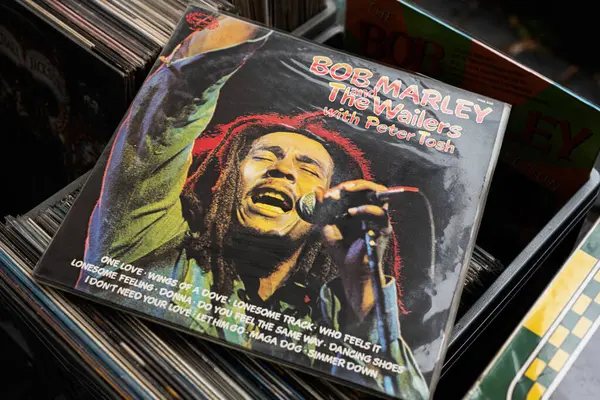 Lviv, Ukrayna - 13 Mayıs 2025: Bob Marley ve Wailers 'ın ikonik reggae müzik tarzını gösteren albüm kapağı.