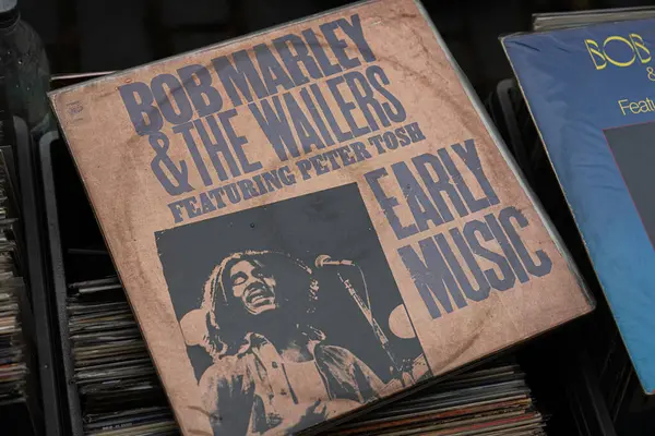 Lviv, Ukrayna - 13 Mayıs 2025: Reggae efsaneleri Bob Marley ve The Wailers 'ın nostaljik plak kaydı.