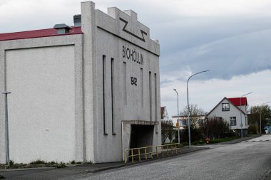 Akranes, İzlanda - 15 Mayıs 2025: Akranes, İzlanda 'da sakin bir sokakta klasik bir sinema binası.