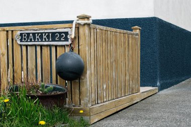 Akranes, İzlanda - 15 Mayıs 2025: Akranes, İzlanda 'da ahşap çit, kırsal deniz temalı dekorlar ve çevre.