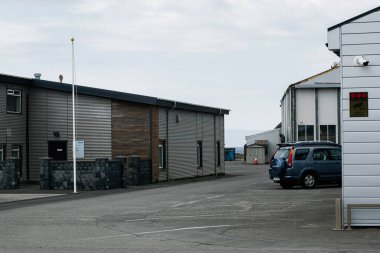 Akranes, İzlanda - 15 Mayıs 2025: Endüstriyel binalar ve otopark İzlanda 'nın Akranes kentinde resmedildi.