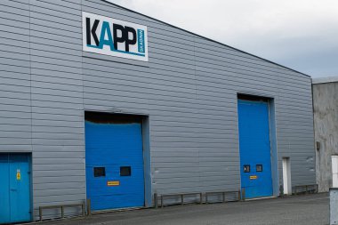 Akranes, İzlanda - 15 Mayıs 2025: Akranes, İzlanda 'da bulutlu bir günde mavi kapılı sanayi KAPP Skaginn tesisi