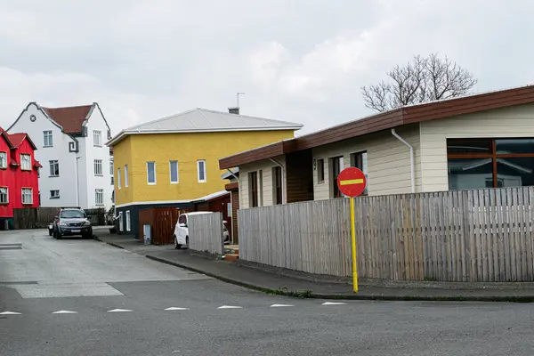 Akranes, İzlanda - 15 Mayıs 2025: Akranes, İzlanda 'da bulutlu gökyüzü altında canlı evleri olan huzurlu bir mahalle