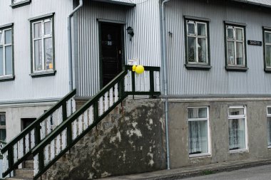 Akranes, İzlanda - 15 Mayıs 2025: Akranes, İzlanda 'da geleneksel mimari ve renkli dekorasyonla eşsiz bir ev