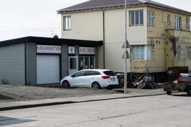 Akranes, İzlanda - 15 Mayıs 2025: İzlanda 'nın sakin Akranes kentinde bir dükkan ve konut binası