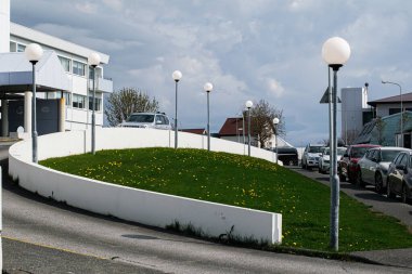 Akranes, İzlanda - 15 Mayıs 2025: Akranes, İzlanda 'da sokak binalar, bir çim ve genel atmosfer.