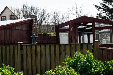 Akranes, İzlanda - 15 Mayıs 2025: Akranes, İzlanda 'da doğal çevre ve ahşap aksanlı Rustik dekor