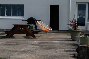 Akranes, İzlanda - 15 Mayıs 2025: Akranes, İzlanda 'da bir barbekü ve oturma alanı içeren rahat bir arka bahçe