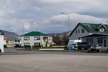 Akranes, İzlanda - 15 Mayıs 2025: Akranes, İzlanda 'da konut binaları ve açık hava eğlence ekipmanları sergileniyor