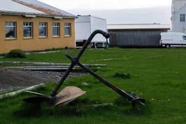 Akranes, İzlanda - 15 Mayıs 2025: Paslı çapa Akranes, İzlanda 'da yeşil çimlerde sergilendi