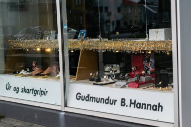 Akranes, İzlanda - 15 Mayıs 2025: Akranes, İzlanda 'da gündüz saatlerinde mücevher ve saat vitrinlerini göster
